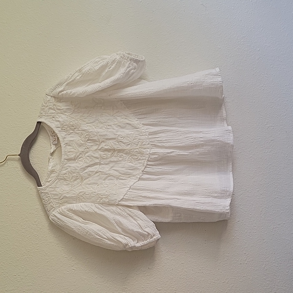 M.N.K Embroidery flowy blause size Medium roundneck oof white color